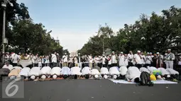 Para Jamaah sujud saat salat ashar berjamaah di depan Balai Kota, Jalan Medan Merdeka Selatan, Jakarta, Jumat (4/11). Di sela-sela salat Ashar, sebagian massa aksi juga ada yang memanfaatkan untuk istirahat. (Liputan6.com/Yoppy Renato)