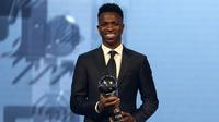 Pemain Real Madrid, Vinicius Jr mendapatkan penghargaan pemain pria terbaik FIFA 2024 dalam acara yang berlangsung di oha, Qatar pada Selasa (18/12) malam waktu setempat. (AP Photo/Hussein Sayed)