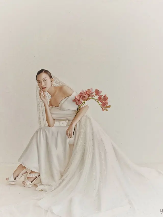 6 Potret Prewedding Karina Nadila Berkonsep Serba Putih, Tampil Elegan