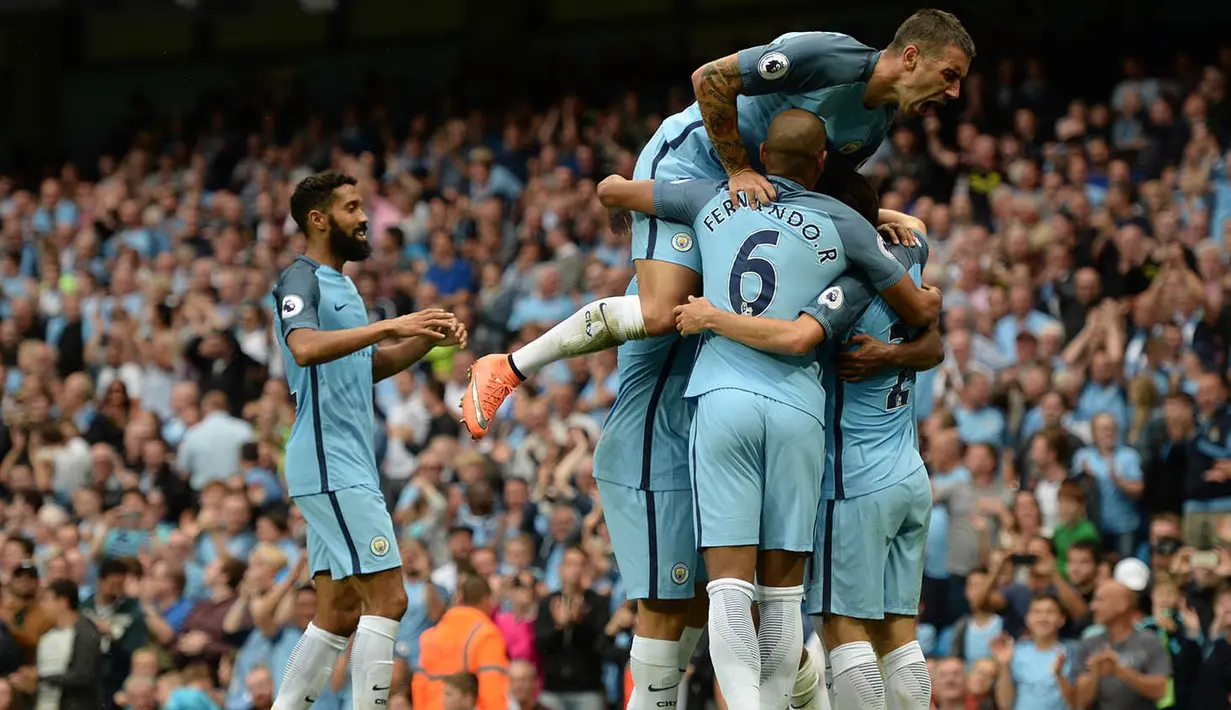 Manchester City berhasil memuncaki klasemen sementara Premier League usai menekuk West Ham 3-1. The Citizens meraih sembilan poin hasil tiga kemenangan dalam tiga laga, unggul selisih gol dari Chelsea dan Manchester United. (AFP/Oli Scarff)
