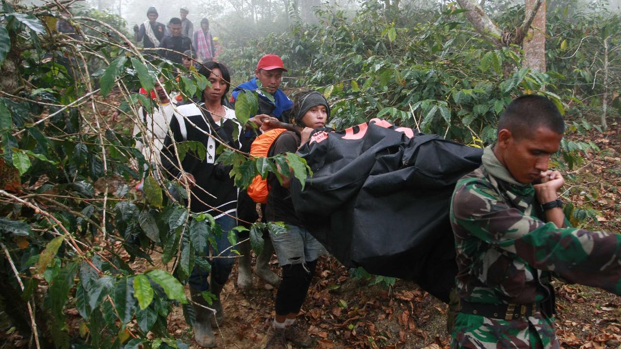 20151005-Begini Proses Evakuasi Jenazah Korban Pesawat Aviastar-Sulsel