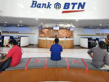 Nasabah menunggu di lobby untuk bertransaksi di Kantor Bank BTN Cabang Harmoni, Jakarta, Kamis (17/6/2021). Bank BTN tengah berfokus pada penyaluran dana PEN dalam bentuk  subsidi bunga KPR dan UMKM kurang lebih mencapai 1,15 juta debitur dengan nilai sekitar Rp2,49 triliun. (Liputan6.com/HO/BTN)