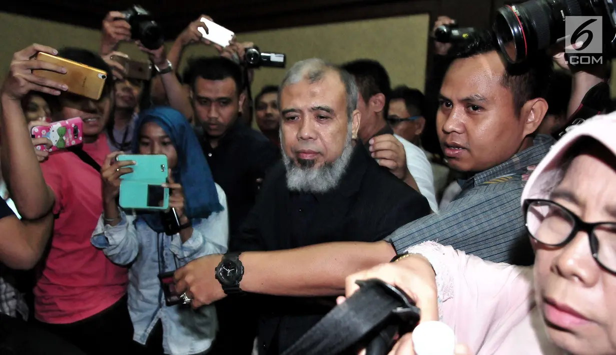 Patrialis Akbar usai menjalani sidang putusan di Pengadilan Tipikor, Jakarta, Senin (4/9). Patrialis juga diwajibkan membayar uang pengganti Rp 10.000 dollar AS dan Rp 4.043.000, atau sama dengan jumlah suap yang ia terima. (Liputan6.com/Helmi Afandi)