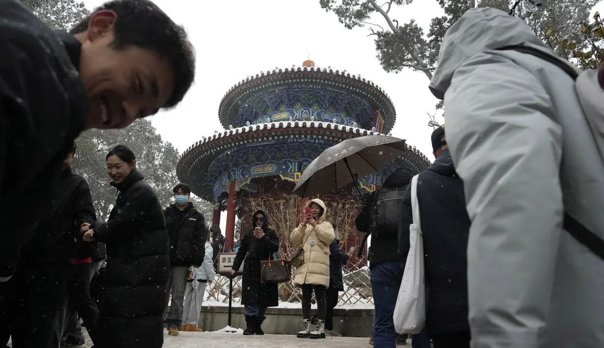 Suhu diperkirakan akan turun tajam setelah salju turun, dengan suhu terendah mendekati -18 derajat Celcius (0 derajat Fahrenheit) yang diperkirakan akan terjadi di Beijing pada akhir pekan. (AP Photo/Ng Han Guan)