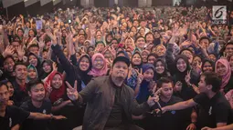 Musisi Virgoun foto bersama peserta Emtek Goes to Campus 2018 di Universitas Kristen Petra Surabaya, Jawa Timur, Rabu (14/11). Dalam penampilannya Virgoun membawakan tiga lagu yaitu bukti, surat cinta untuk starla, pedih. (Liputan6.com/Faizal Fanani)