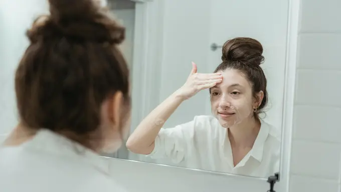 Cara Membersihkan Wajah dengan Benar agar Kulit Bersih dan Skin Barrier Tetap Terjaga