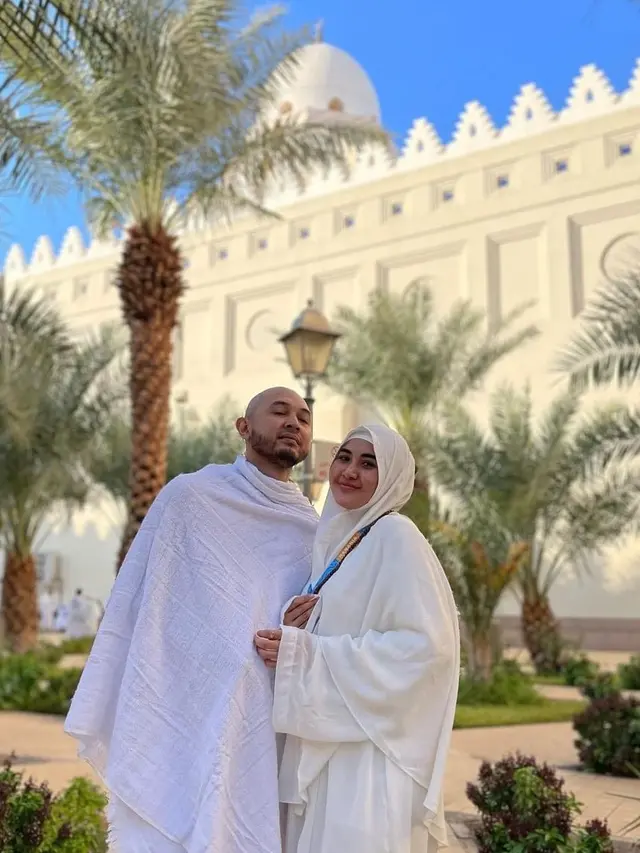 Camelia Putri menjalankan umroh bersama suaminya Andri.