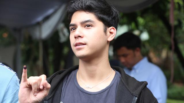 Al Ghazali dan El Rumi nyoblos [Kapanlagi/Budi Susanto]