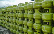 Krisis Gas Melon 3 Kg, Warga Sukabumi Selatan 'Kembali ke Zaman Dulu' Memasak Pakai Kayu Bakar