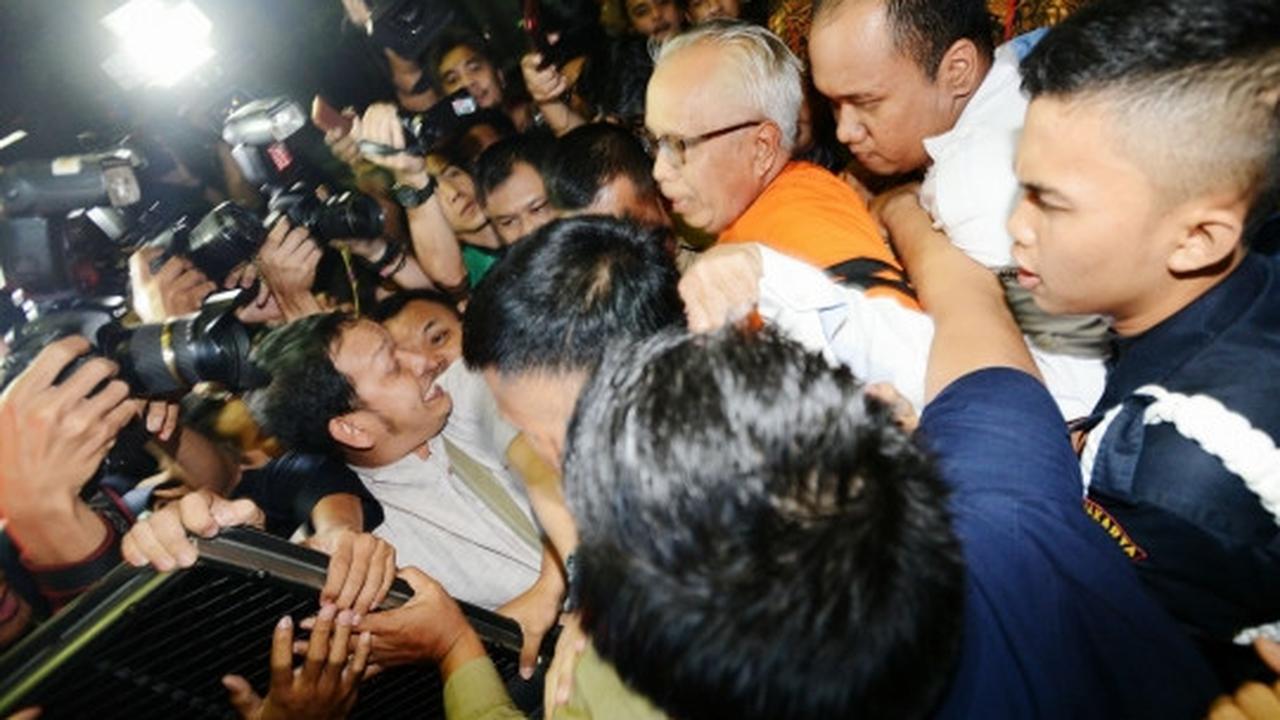 Keluar sebagai tahanan KPK, OC Kaligis dikerubungi wartawan