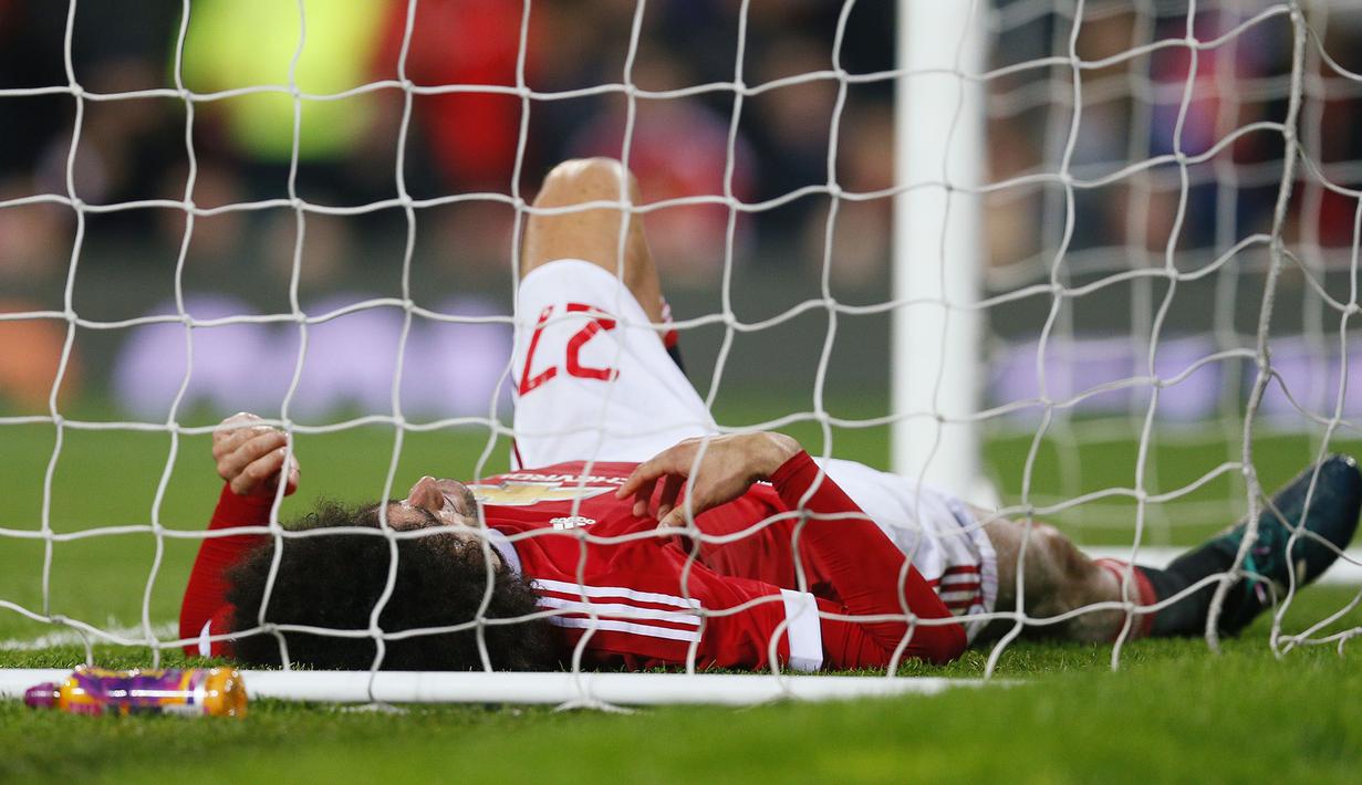 Pemain Manchester United, Marouane Fellaini tampak kecewa usai gagal meraih kemenangan atas Middlesbrough pada laga Piala Liga Inggris di Stadion Old Trafford, Inggris, Rabu (28/10/2015). (Action Images via Reuters/Jason Cairnduff)