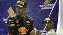 Pebalap Red Bull, Daniel Ricciardo, finis kedua lpada balapan F1 Singapura di Marina Bay City Circuit Singapore, (17/9/2017). F1 GP Singapura sempat terganggu akibat kecelakaan pada awal start. (AP/Wong Maye-E)