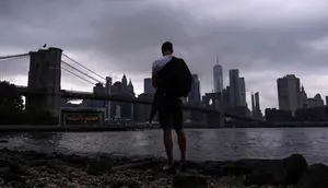Pemandangan Sungai East River dan Jembatan Brooklyn saat hujan reda pada Kamis (31/7/2025), di wilayah Brooklyn, New York City, Amerika Serikat. (Dok. AFP)