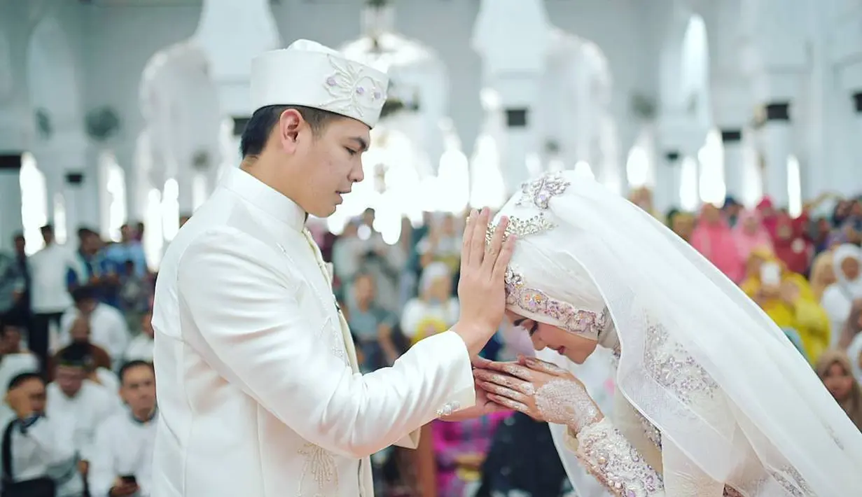 Tommy sendiri sejak lama tak lagi pacaran. Begitu juga dengan Lisya. Keduanya menjalani LDR. Kini, keduanya sedang menikmati pacaran secara halal. Hal itu terlihat dari foto Instagramnya di Masjid Raya Baiturrahman Banda Aceh. (Instagram/xhdrx)