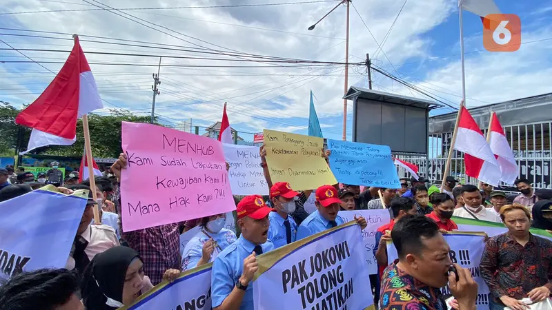 Puluhan pengusaha kapal yang tergabung dalam Gabungan Pengusaha Nasional angkutan Sungai Danau dan Penyebrangan (Gapasdap) Banyuwangi unjuk rasa menuntut kenaikan tarif. (Hermawan Arifianto/Liputan6.com).