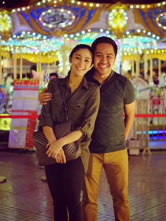 Anak pasangan artis senior Lidya kandou dan Jamal Mirdad yang berusia 29 tahun itu mengaku belum mikir target nikah. Ia mengaku, bahwa target nikahnya sudah lewat. Itu dikatakan di Mall Taman Anggrek, Jakarta Barat, Selasa (3/10). (Instagram/naymirdad)