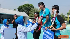 Citizen6, Surabaya: Pemberian hadiah langsung diberikan oleh Ketua Pengurus Gabungan Jalasenastri Korps Marinir Ny. Meidy Astusti A. Faridz Washington dan diakhiri dengan Foto bersama. (Pengirim: Budi Abdillah).