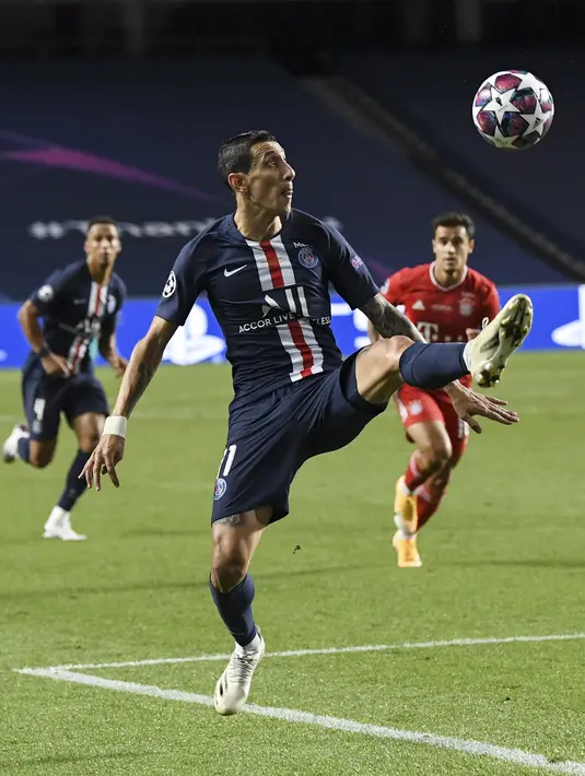 Gelandang PSG, Angel Di Maria mengontrol bola saat bertanding melawan Bayern Munchen pada final Liga Champions di stadion Luz di Lisbon (23/8/2020). Munchen menang tipis atas PSG 1-0. (David Ramos / Pool via AP)