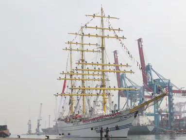 KRI Bima Suci bersiap bersandar di Pelabuhan Tanjung Priok, Jakarta Utara, Kamis (16/11). Kapal latih tiang tinggi (tall ship) KRI Bima Suci merupakan penerus sang legenda KRI Dewa Ruci milik TNI Angkatan Laut. (Liputan6.com/Angga Yuniar)