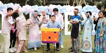 Acara gender reveal anak kedua Atta-Aurel semakin meriah karena dihadiri keluarga besar, lengkap dengan Gen Halilintar.