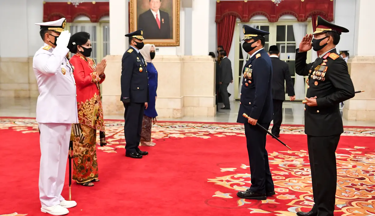 Panglima TNI Marsekal TNI Hadi Tjahjanto (kedua kanan) bersama Kapolri Jenderal Polisi Idham Aziz memberikan ucapan selamat kepada KSAL Laksamana TNI Yudo Margono (kiri) dan KSAU Marsekal TNI Fadjar Prasetyo seusai dilantik di Istana Negara, Rabu (20/5/2020).  (ANTARA FOTO/Hafidz Mubarak A/POOL)