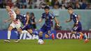 <p>Pemain Jepang,&nbsp;Wataru Endo menggiring bola saat laga 16 besar Piala Dunia 2022 melawan Jepang yang berlangsung di Al Janoub Stadium,&nbsp;Senin (05/12/2022). (AP/Alessandra Tarantino)</p>