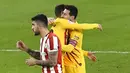 Pemain Barcelona Lionel Messi (kanan) merayakan golnya ke gawang Athletic Bilbao bersama rekan setimnya Jordi Alba pada pertandingan Liga Spanyol di Stadion San Mames, Bilbao, Spanyol, Rabu (6/1/2021). Barcelona menang 3-2 dengan dua gol dari Lionel Messi. (AP Photo/Alvaro Barrientos)