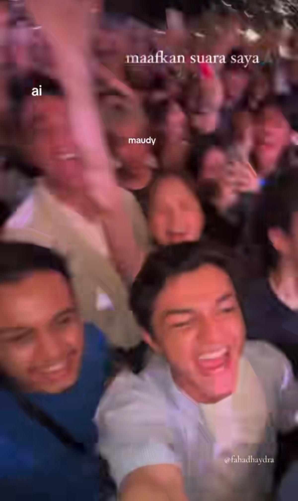 Netizen heboh membahas kedekatan Fadly Faisal dan Maudy Effrosina setelah keduanya tertangkap menonton konser Bruno Mars bersama pada Rabu (11/9), di mana Fadly terlihat berdiri tepat di belakang Maudy.<br>