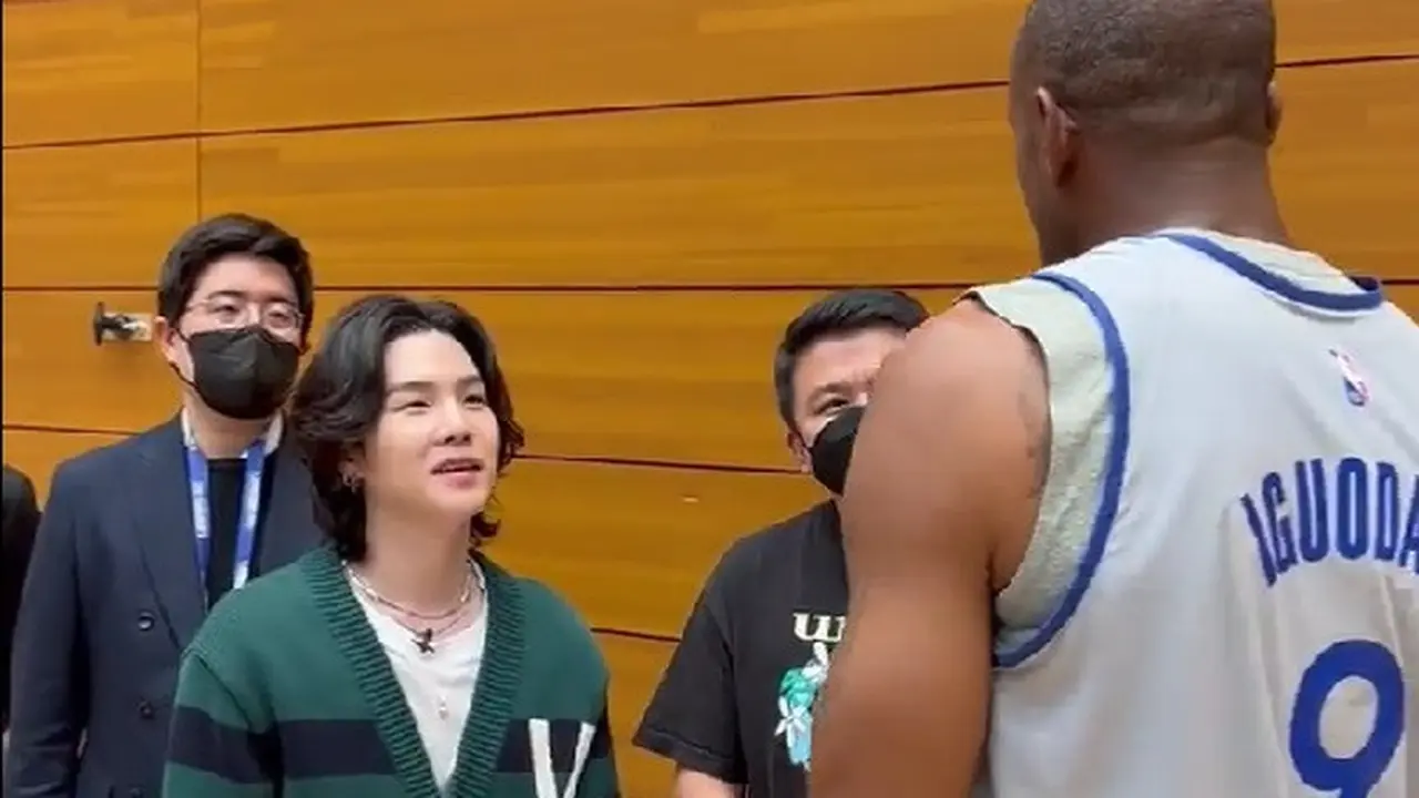 Andre Iguodala dan Suga BTS. (Foto: Twitter/ NBAJPN)