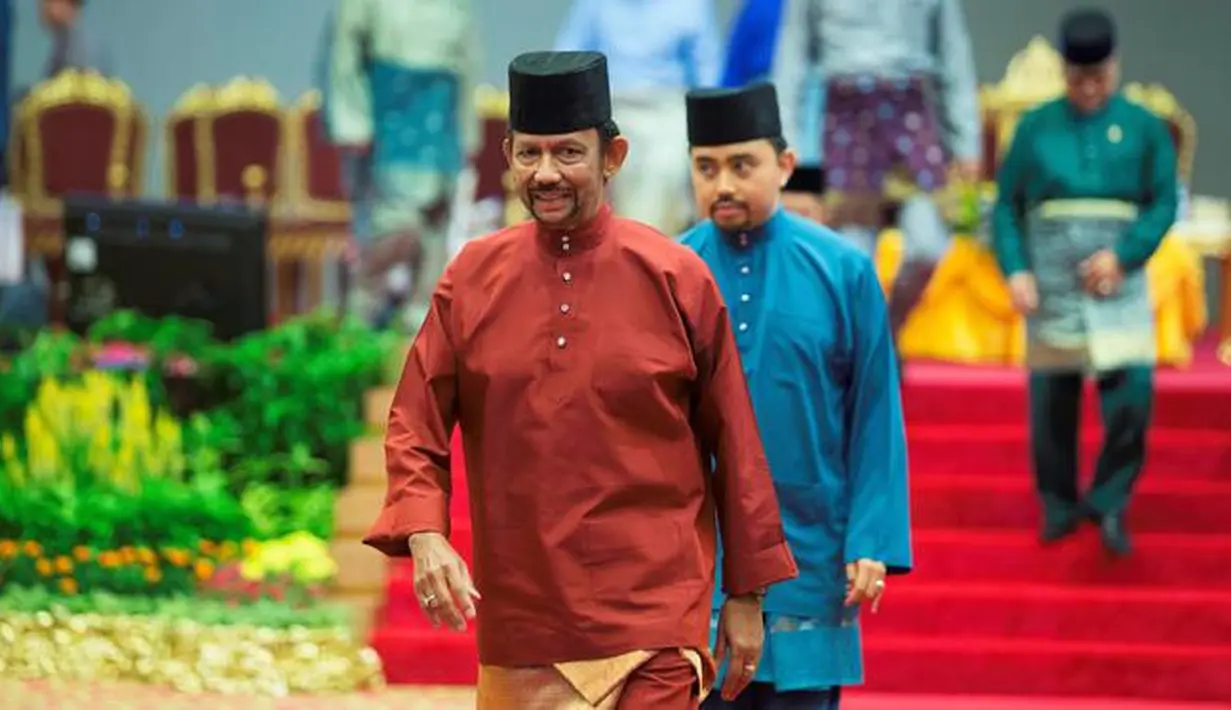 Sultan Hassanal Bolkiah pergi usai menyampaikan pidato dalam sebuah acara di Bandar Seri Begawan, Brunei Darussalam, Rabu (3/4). Dalam hukum syariah baru, seseorang akan dihukum rajam sampai mati bila berhubungan seks gay, baik mengaku atau ketahuan oleh empat saksi. (AFP)