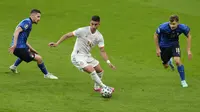 Pemain Spanyol, Ferran Torres, berusaha melewati pemain Italia, Jorginho dan Nicolo Barella pada laga semifinal Piala Eropa di Stadion Wembley, Rabu (7/6/2021). (Foto:AP/Pool,Matt Dunham)