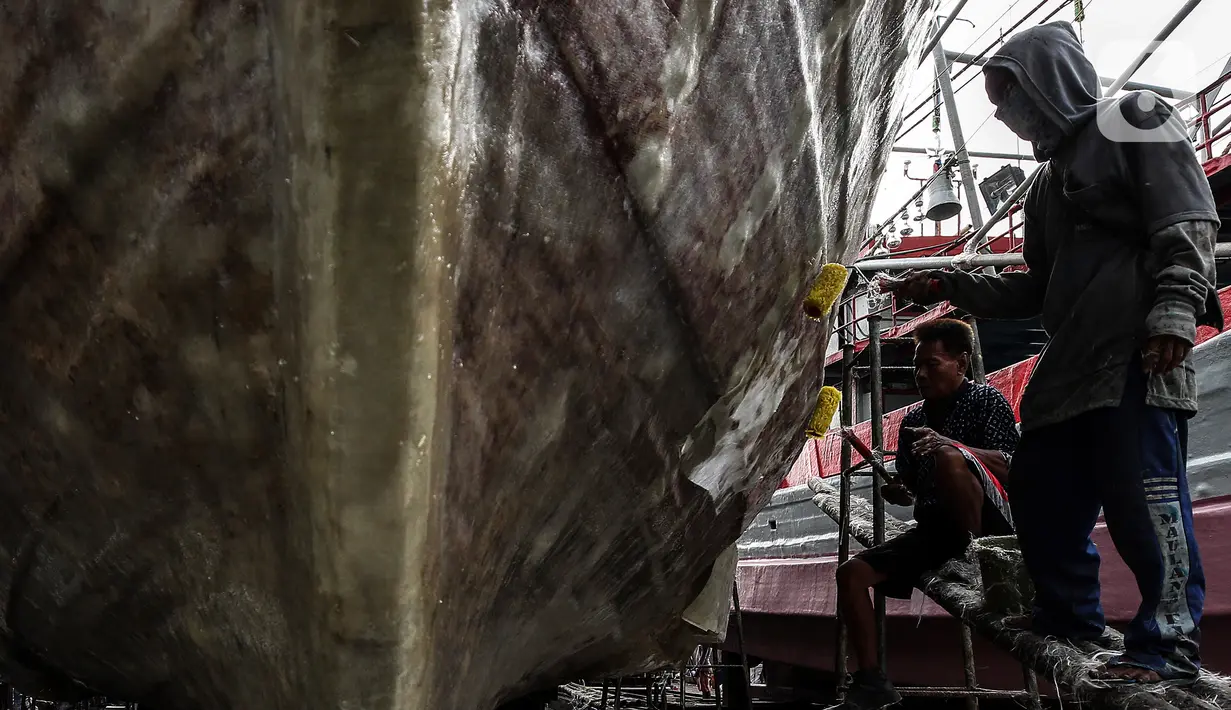 Aktivitas pekerja saat memperbaiki kapal di sebuah galangan kapal kawasan Muara Angke, Jakarta Utara, Kamis (3/6/2021). Banyaknya aktivitas dengan transportasi laut di pesisir utara Jakarta membuka peluang usaha perbaikan dan perawatan kapal laut. (Liputan6.com/Johan Tallo)