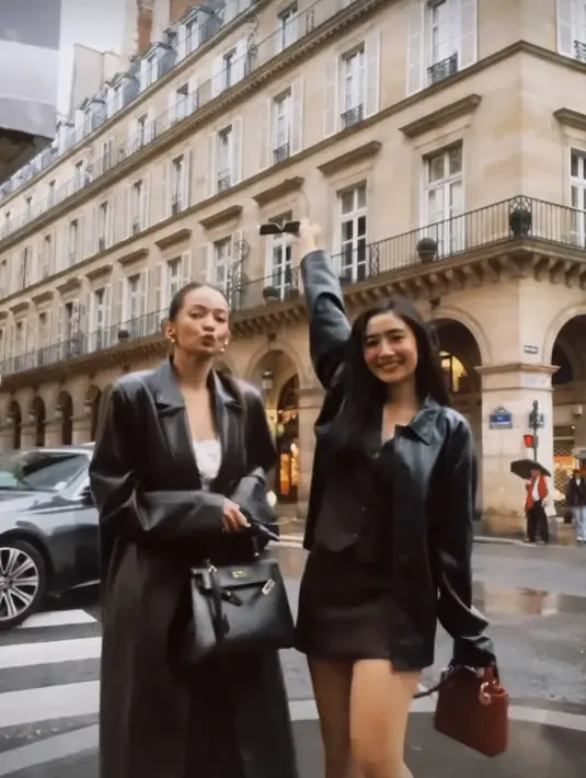 Saking kompaknya, Enzy Storia dan Febby Rastanty sama-sama kenakan outfit hitam dan tas branded [@enzystoria]