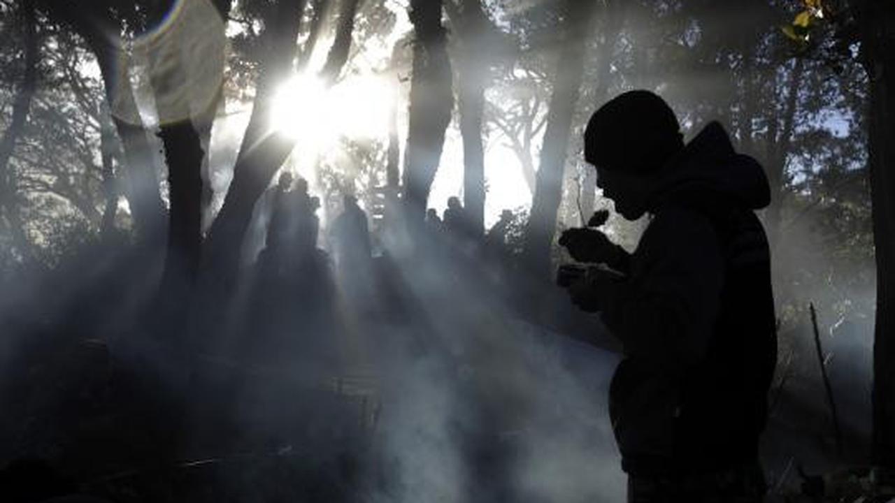 Seorang tentara Indonesia berjalan mempersiapkan pencarian korban kece 