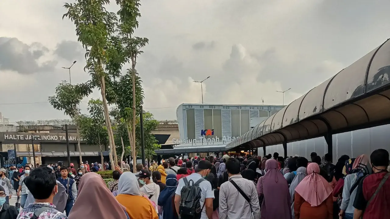 Viral Stasiun Tanah Abang Dipadati Warga Hingga Berdesakan, Ini 6 Potretnya