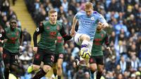 Gelandang Manchester City, Kevin De Bruyne, mengontrol bola ke gawang Aston Villa pada laga Premier League 2019 di Stadion Etihad, Sabtu (26/10). Manchester City menang 3-0 atas Aston Villa. (AP/Rui Vieira)