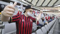 Sejumlah boneka menghiasi tribun penonton saat pertandingan FC Seoul Kontra Gwangju FC di Seoul World Cup Minggu (17/5/2020). FC Seoul menempatkan boneka untuk menghidupkan atmosfer pertandingan. (AP/Ryu Young-suk)