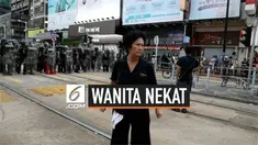 Demonstrasi di Hong Kong diwarnai aksi nekat seorang wanita yang berdiri di tengah-tengah massa demonstran dan polisi. Wanita tersebut meminta polisi menembaknya.