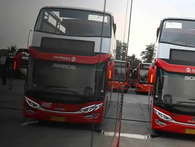 Bus transjakarta yang akan digunakan untuk pawai kemenangan tim Persija Jakarta di kantor PT Transjakarta, Cawang, Kamis (13/12). Bus tersebut akan digunakan untuk pawai kemenangan berkeliling Jakarta Sabtu (15/12).( Liputan6.com/Immanuel Antonius)