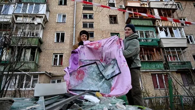 Warga Ukraina pasca-serangan drone yang Rusia yang disebut terbanyak di Kyiv sejak dimulainya perang. (Sergei Supinsky/ AFP)