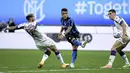 Pemain Inter Milan Lautaro Martinez mencetak gol ke gawang Fiorentina pada pertandingan Serie A di Stadion San Siro, Milan, Italia, Sabtu (26/9/2020). Inter Milan mengalahkan Fiorentina dengan skor 4-3. (Piero Cruciatti/LaPresse via AP)