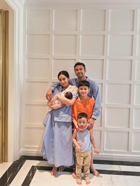 Foto keluarga kecil pertama bareng Baby Lily yang diunggah Raffi dan Nagita di Instagramnya. Tiba-tiba ada bayi perempuan di tengah keluarga Raffi – Nagita, netizen ramai bertanya-tanya ketika itu. Namun pasangan yang menikah tahun 2014 ini memilih untuk merahasikan wajah Lily dan tentang Lily sampai akikah. Hadirnya Lily membuat keluarga kecil Raffi jadi makin berwarna. (Liputan6.com/IG/raffinagita1717)