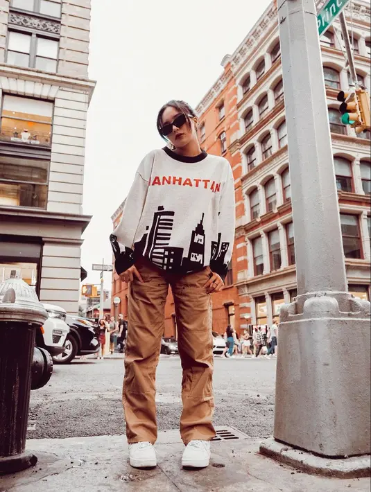 Beby Tsabina tampil tak kalah kece dengan rombongan Erigo lainnya. Berpose di jalanan kota New York, aktris cantik ini tampil bergaya jalanan mengenakan oversized sweater berwarna krem dipadukan basic pants warna coklat plus sneakers putih. (Instagram/bebytsabina).
