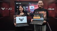 (ki-ka) Public Relation Asus Indonesia Jovani Shaloom dan Head of Public Relation Asus Indonesia Muhammad Firman bersama laptop gaming Asus TUF Gaming A16 terbaru (Liputan6.com/ Agustin Setyo Wardani)