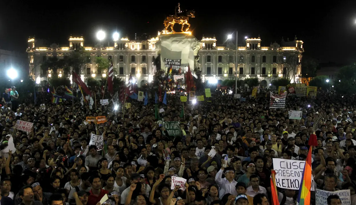 Ribuan warga Peru berunjuk rasa memprotes pencalonan presiden Peru, Keiko Fujimori di Kota Lima, Peru (5/4). Keiko Fujimori adalah putri mantan presiden Peru era 1990-an yang saat ini mendekam dalam penjara. (REUTERS/Guadalupe Pardo)