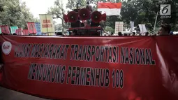 Massa membentangkan spanduk mendukung Permenhub No 108 Tahun 2017 di Kementerian Perhubungan, Jakarta, Kamis (1/2). Massa Aliansi Masyarakat Transportasi Nasional ini sebagian besar terdiri dari sopir angkutan konvensional. (Liputan6.com/Arya Manggala)