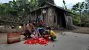 Seorang ibu ditemani dua anaknya memanen bunga pacar air di kawasan Sidemen, Karangasem, Bali, Kamis (2/9/2021). Badan Pusat Statistik Provinsi Bali mengumumkan penduduk miskin Bali kini berjumlah 201.970 orang dari sekitar 4,32 juta orang penduduk Bali. (merdeka.com/Arie Basuki)