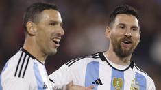 Lionel Messi (kanan) dan Maxi Rodriguez saat bertanding memakai seragam Timnas Argentina dalam acara pertandingan perpisahan Maxi Rodriguez sebagai pesepak bola profesional yang diselenggarakan di Marcelo Bielsa Stadium, Argentina, Minggu (25/6/2023). (AP Photo/Nicolas Aguilera)
