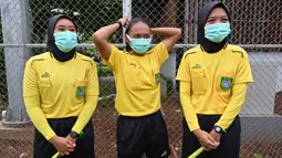 Wasit wanita (tengah) dan dua asistennya bersiap sebelum memimpin pertandingan internal Timnas sepakbola putri Indonesia proyeksi SEA Games 2021 Vietnam dalam rangka pembukaan pemusatan latihan (TC) di Lapangan D Kompleks Gelora Bung Karno, Senayan, Jakarta, Senin (8/3/2021). (AFP/Adek Berry)
