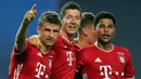 Pemain Bayern Munchen merayakan gol yang dicetak Serge Gnabry ke gawang Olympique Lyon pada semifinal Liga Champions 2019/2020 di Estadio Jose Alvalade, Kamis (20/8/2020) dini hari WIB. Bayern Munchen menang 3-0 atas Lyon. (AFP/Miguel A. Lopes/pool)